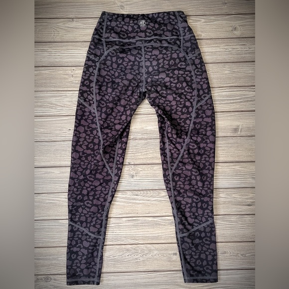 Til You Collapse Effortless Heart Booty Leggings - Black Leopard Print - Picture 6 of 9